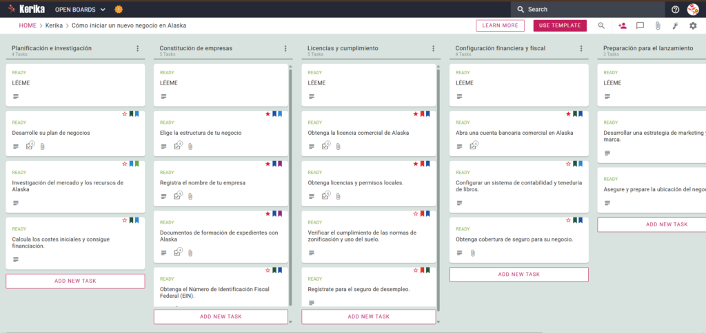 Captura de pantalla del tablero Kanban de Kerika mostrando un tablero de proyecto titulado "Empezar un nuevo negocio en Alaska". El tablero contiene un flujo de trabajo de izquierda a derecha con columnas para Planificación e Investigación, Iniciar un Negocio, Licencias y Cumplimiento, Configuración Financiera y Fiscal, y Preparación para Iniciar un Negocio con tarjetas de tareas específicas como "Desarrolla tu Plan de Negocio" y "Obtén tu Licencia de Negocio en Alaska".