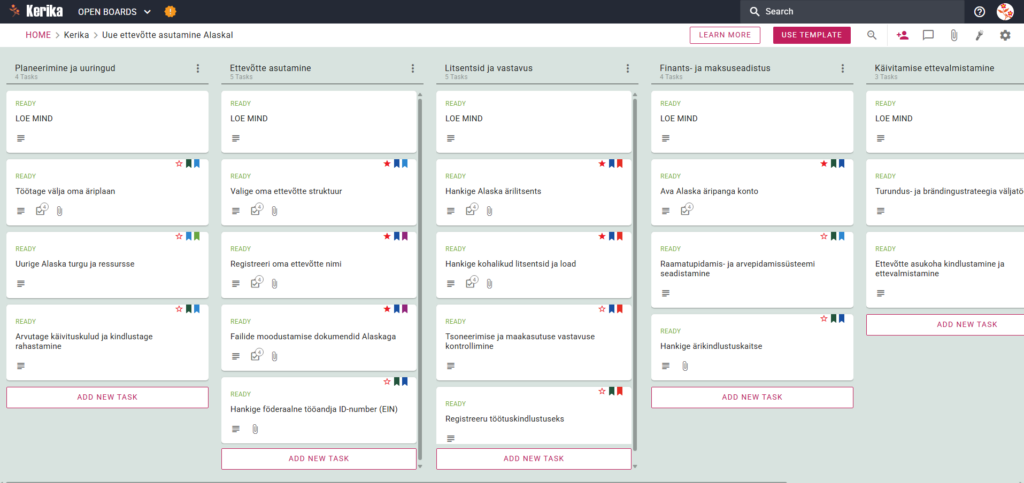 See on ekraanitõmmis „KerryKino Kanban” tahvlist, millel on näha projektitahvel nimega „Uue ettevõtte asutamine Alaskas”. Tahvli töövoog on kujutatud vasakult paremale veergudega „Planeerimine ja uurimistöö”, „Ettevõtte asutamine”, „Litsentsimine ja nõuetele vastavus”, „Majandus- ja finantsmäärused” ning „Ettevõtte asutamiseks ettevalmistused”, millel on konkreetsed ülesannete loendid „Äriplaani koostamine” ja „Alaska ärilitsentsi taotlemine”. Töövoogud on näidatud.